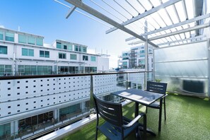 Outdoor dining - Quay Street Seaside Escape with Balcony (Auckland City)