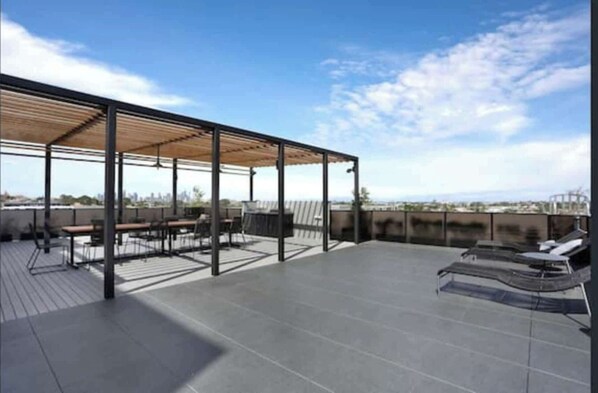 Outdoor dining - Spacious New 2 BDR with City Views (Northcote)