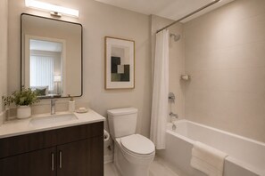 Basic-Zimmer | Badezimmer | Kostenlose Toilettenartikel, Haartrockner, Handtücher, Seife