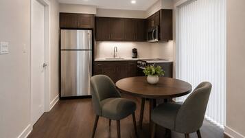 Basic Room | Private kitchen | Fridge, microwave, oven, stovetop