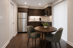 Basic-Zimmer | Eigene Küche | Kühlschrank, Mikrowelle, Ofen, Herdplatte