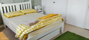 Desk, laptop workspace, free WiFi - The Greenway Retreat (Watford)