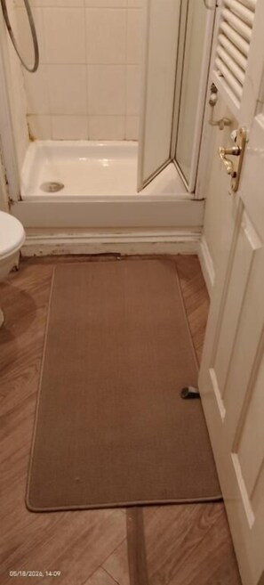 Shower, free toiletries, towels, soap - The Greenway Retreat (Watford)