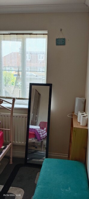Eenpersoonskamer, 1 eenpersoonsbed, gedeelde badkamer, uitzicht op tuin | Een bureau, een laptopwerkplek, gratis wifi