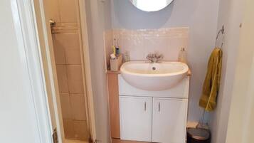 Een douche, gratis toiletartikelen, handdoeken, zeep