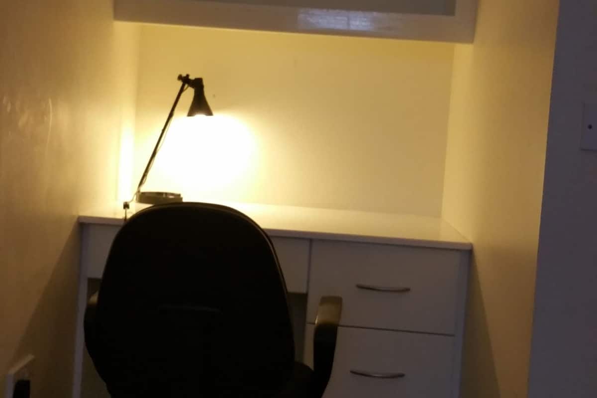 Escritorio, espacio para trabajar con laptop y wifi gratis