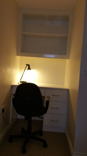 Escritorio, espacio para trabajar con laptop y wifi gratis