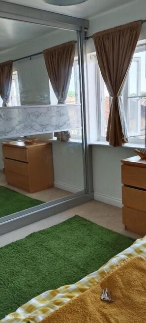 Desk, laptop workspace, free WiFi - The Greenway Retreat (Watford)