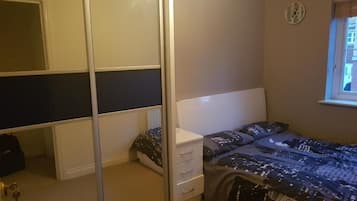 Chambre Confort double, vue sur la ville | Bureau, espace de travail pour ordinateurs portables
