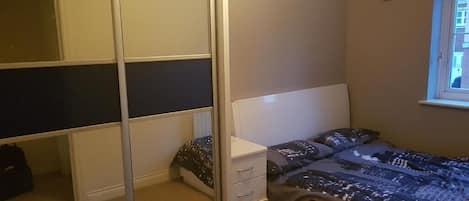 Chambre Confort double, vue sur la ville | Bureau, espace de travail pour ordinateurs portables