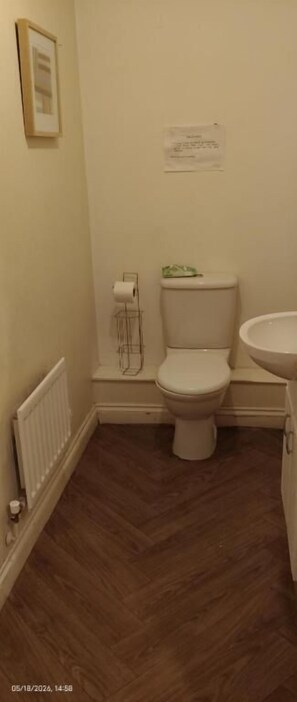 Shower, free toiletries, towels, soap - The Greenway Retreat (Watford)