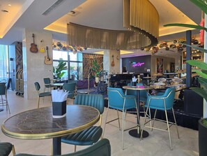Dining - Stunning Southport 2BR | Rooftop Pool, Spa & Sauna (Southport)