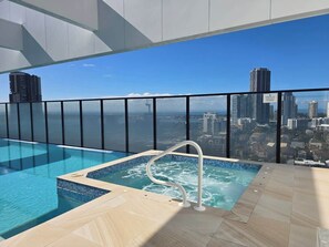Pool - Stunning Southport 2BR | Rooftop Pool, Spa & Sauna (Southport)