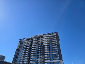 Exterior - Stunning Southport 2BR | Rooftop Pool, Spa & Sauna (Southport)