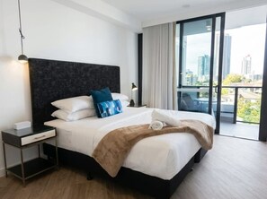2 bedrooms, iron/ironing board, travel crib, free WiFi - Stunning Southport 2BR | Rooftop Pool, Spa & Sauna (Southport)