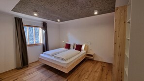 Room - Apartment 'Laimbruchhof Annelies' with Mountain View, Private Garden and Wi-Fi (Pfitsch)