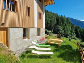 Outdoor dining - Apartment 'Laimbruchhof Annelies' with Mountain View, Private Garden and Wi-Fi (Pfitsch)