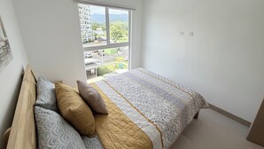 2 多间卧室、熨斗/熨衣板、上网接入、床单
