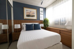 Desk, iron/ironing board, WiFi, bed sheets - Designer Retreat Near Chapel St and Transport (Prahran)