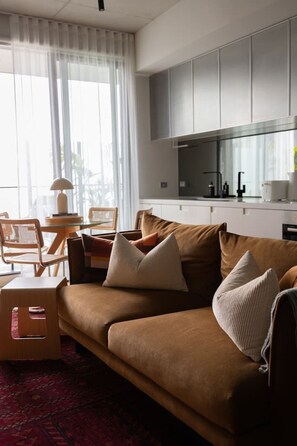 TV, books, stereo, offices - Designer Retreat Near Chapel St and Transport (Prahran)