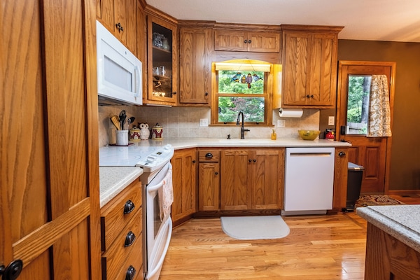 Coffee/tea maker, fridge, microwave, oven