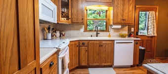 Woodsy House Family Getaway - Near Stadiums & KC
