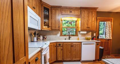Woodsy House Family Getaway - Near Stadiums & KC