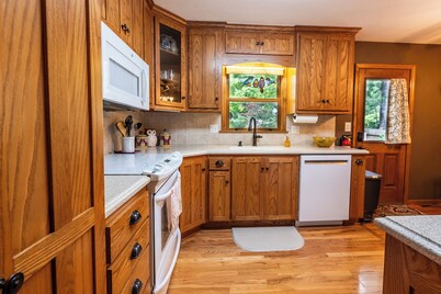 Woodsy House Family Getaway - Near Stadiums & KC