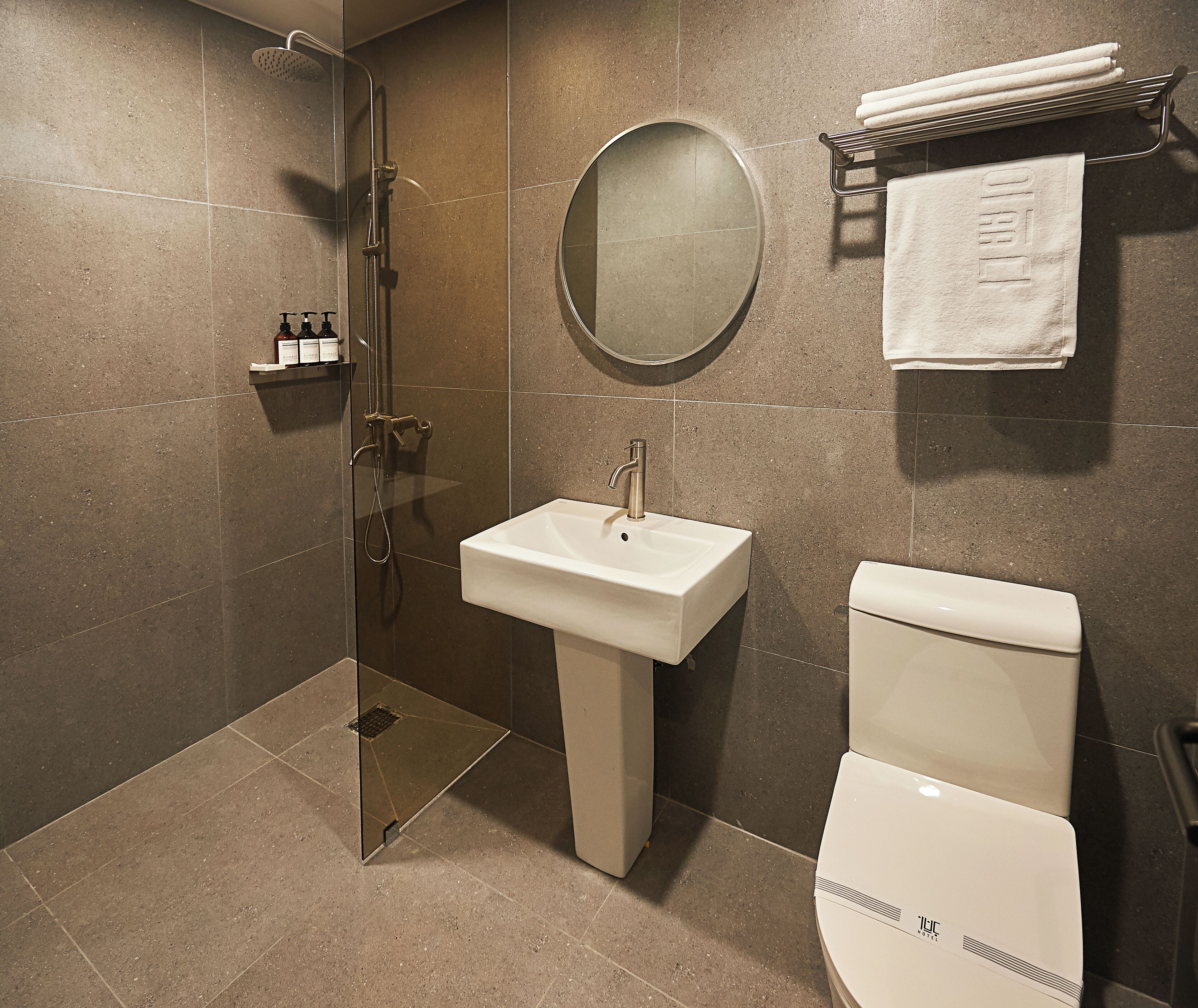 Classic Double Room | Bathroom | Free toiletries, hair dryer, towels, soap
