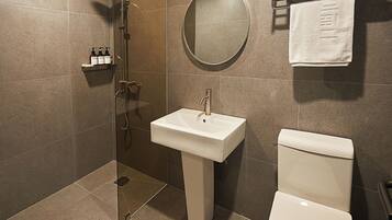 Classic Double Room | Bathroom | Free toiletries, hair dryer, towels, soap