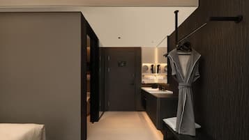 Premium Twin Room | Soundproofing, iron/ironing board, free WiFi, wheelchair access