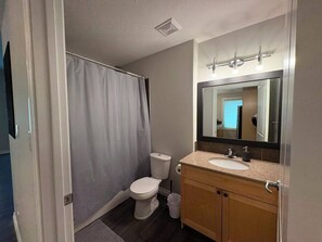 Hair dryer, towels, soap, toilet paper - Central | World's Largest Dino & Splash Park 🌟 (Drumheller)