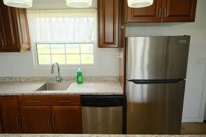 Private kitchen - Warm and Bright 3 Bedroom Detached House·sydney (Sydney)