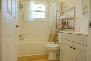 Bathroom - Warm and Bright 3 Bedroom Detached House·sydney (Sydney)