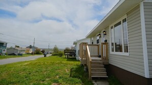 A single-story house with a front porch and a staircase leading to the entrance. - Warm and Bright 3 Bedroom Detached House·sydney (Sydney)
