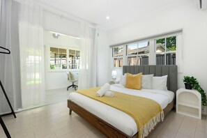 5 bedrooms, iron/ironing board, WiFi - Eastwood Family Home | Pool & Garden (Eastwood)