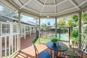 Outdoor dining - Eastwood Family Home | Pool & Garden (Eastwood)