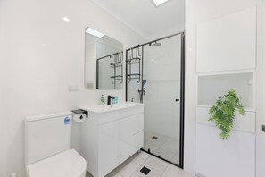 Shower, hair dryer, towels, soap - Eastwood Family Home | Pool & Garden (Eastwood)