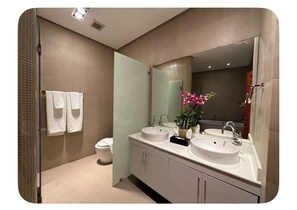 Sèche-cheveux, serviettes fournies, savon, papier toilette