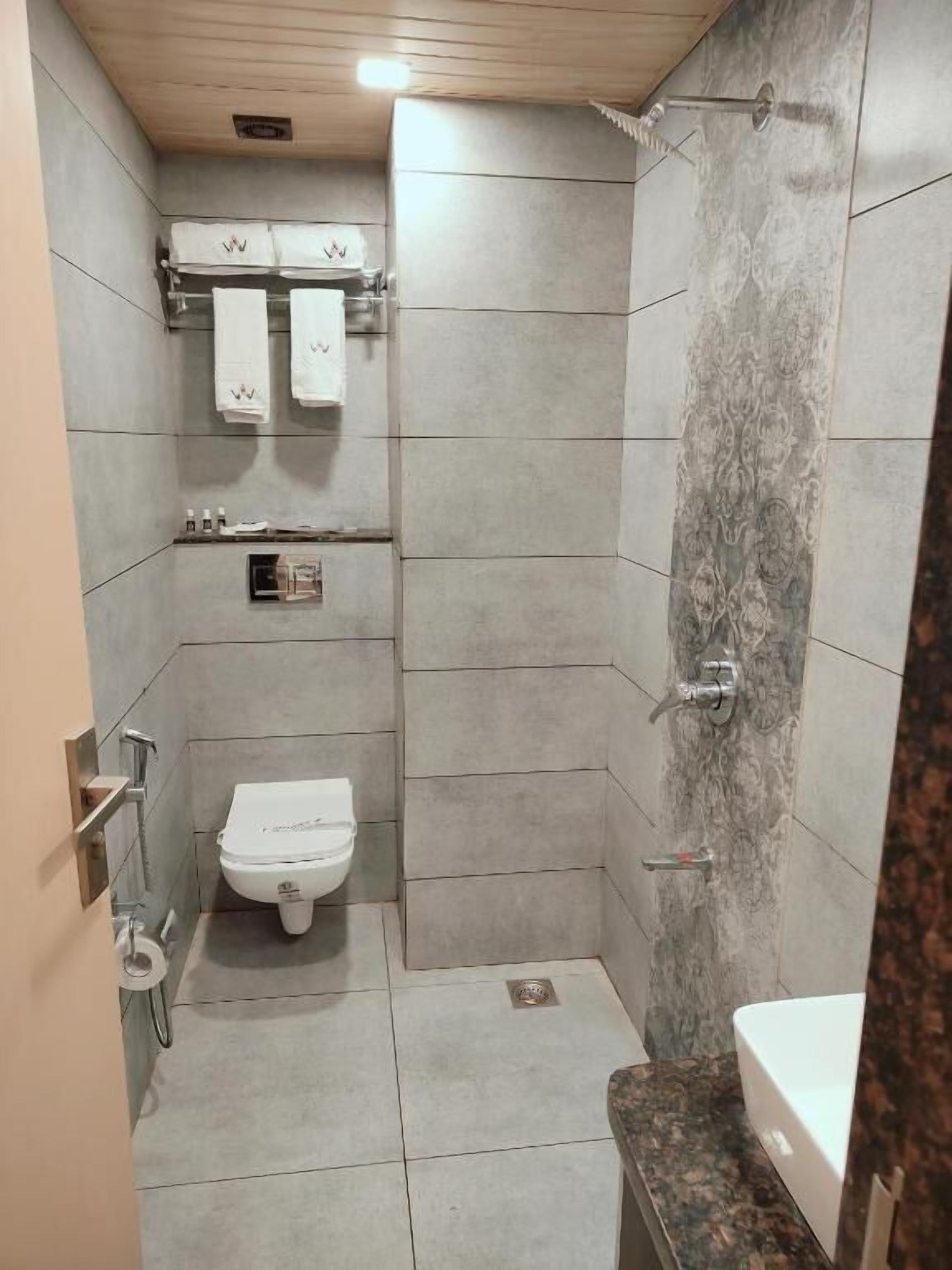 Standard Double Room | Bathroom