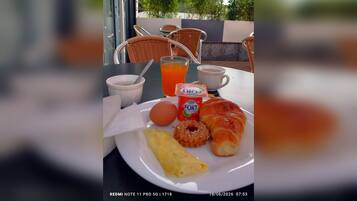 Free daily buffet breakfast