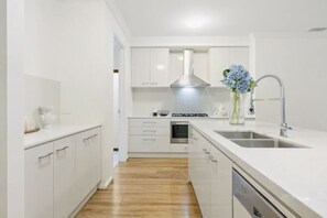 Coffee/tea maker, fridge, microwave, oven - Luxury 5BR+5Bath Home •Style, Space & Comfort • EV (Truganina)
