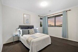 5 bedrooms, desk, iron/ironing board, WiFi - Luxury 5BR+5Bath Home •Style, Space & Comfort • EV (Truganina)