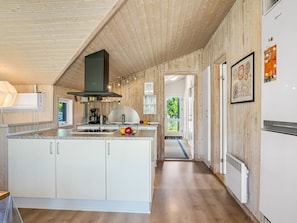 Kühlschrank, Mikrowelle, Geschirrspüler, Kochgeschirr/Geschirr/Besteck