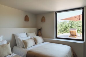 Tabla de planchar con plancha, wifi gratis y ropa de cama