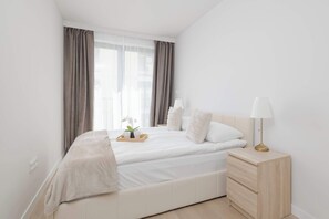 2 Schlafzimmer, Schreibtisch, Bügeleisen/Bügelbrett, Reisekinderbett