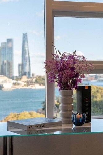 Iconic Harbour Bridge & Opera House Views