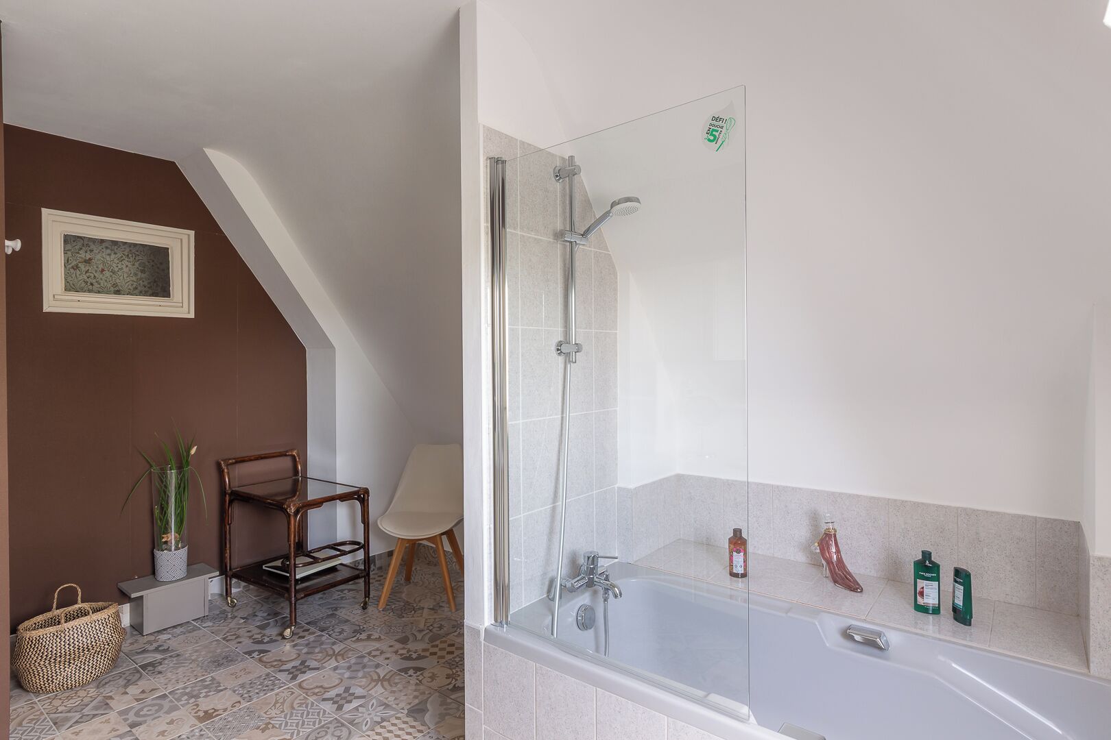 Sèche-cheveux, serviettes fournies, savon, papier toilette
