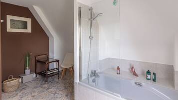 Sèche-cheveux, serviettes fournies, savon, papier toilette