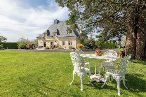 Bed and breakfast, gourmet breakfast included, with a view of the estate's park!